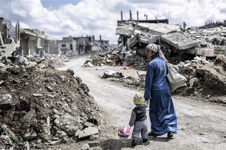 syria-destruction-mother-child-2015-photos